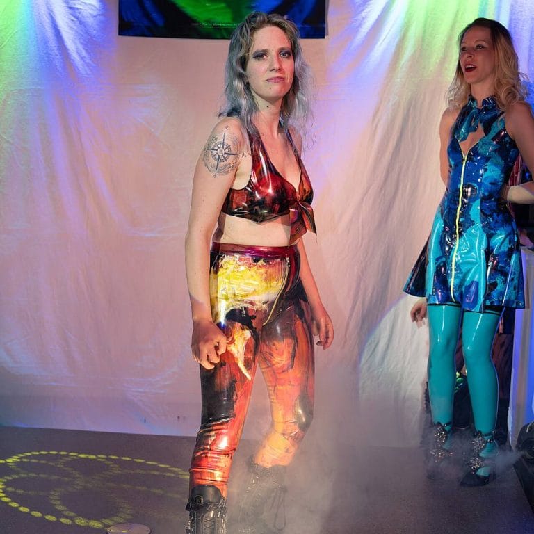 model presenting a leggings of se'tyo's briniging the colors back collection