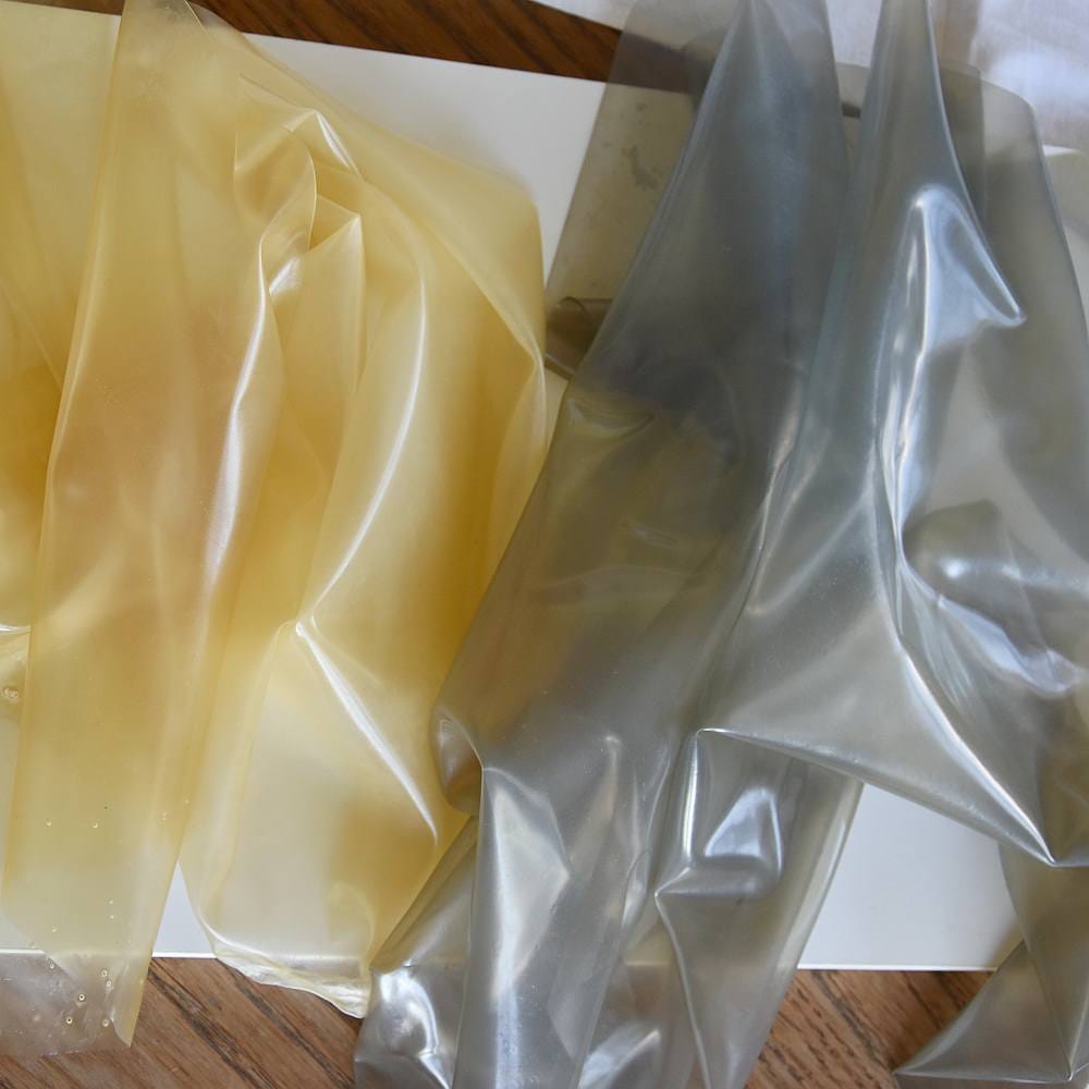 comparison between regular transparent and se'tyo's crystal clear latex sheet